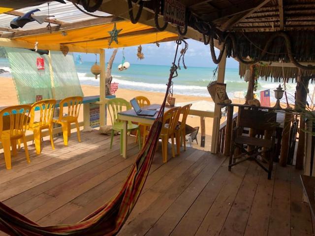 Beachfront Hut Upstairs Astra - Beach Shack Chalet Kampong Juara エクステリア 写真