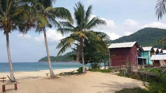 Beachfront Hut Upstairs Astra - Beach Shack Chalet Kampong Juara エクステリア 写真