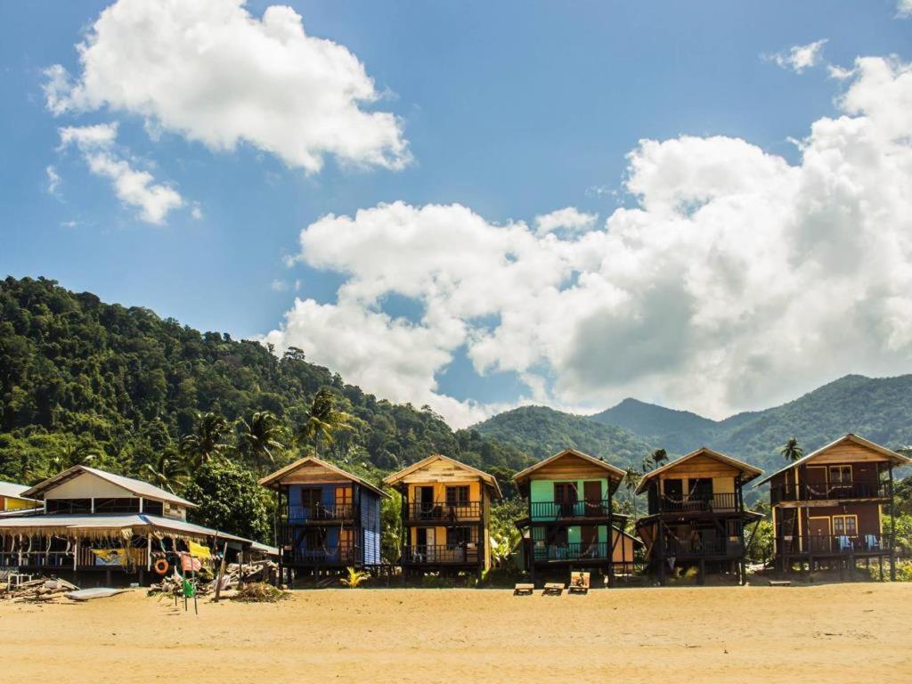 Beachfront Hut Upstairs Astra - Beach Shack Chalet Kampong Juara エクステリア 写真
