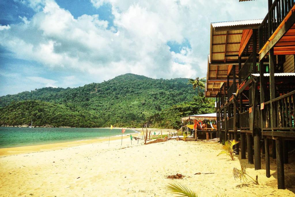 Beachfront Hut Upstairs Astra - Beach Shack Chalet Kampong Juara エクステリア 写真
