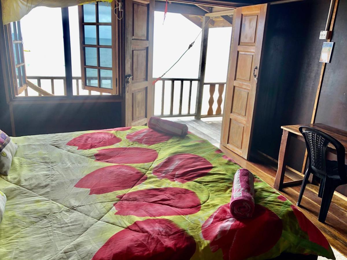 Beachfront Hut Upstairs Astra - Beach Shack Chalet Kampong Juara エクステリア 写真