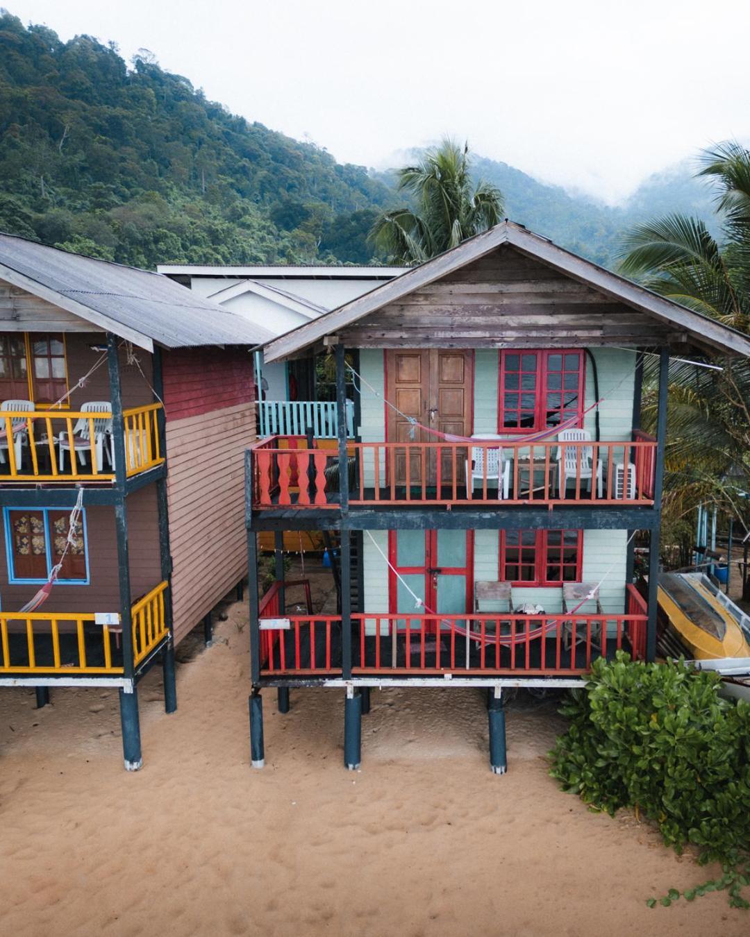 Beachfront Hut Upstairs Astra - Beach Shack Chalet Kampong Juara エクステリア 写真