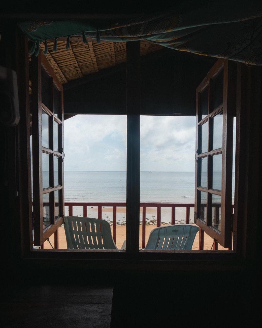Beachfront Hut Upstairs Astra - Beach Shack Chalet Kampong Juara エクステリア 写真