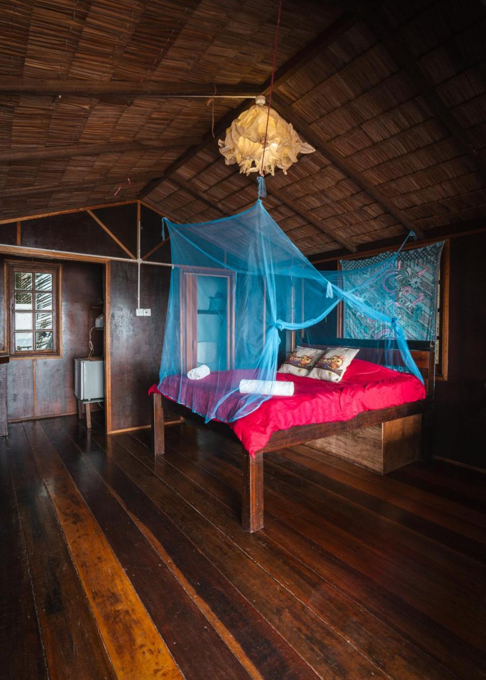 Beachfront Hut Upstairs Astra - Beach Shack Chalet Kampong Juara エクステリア 写真
