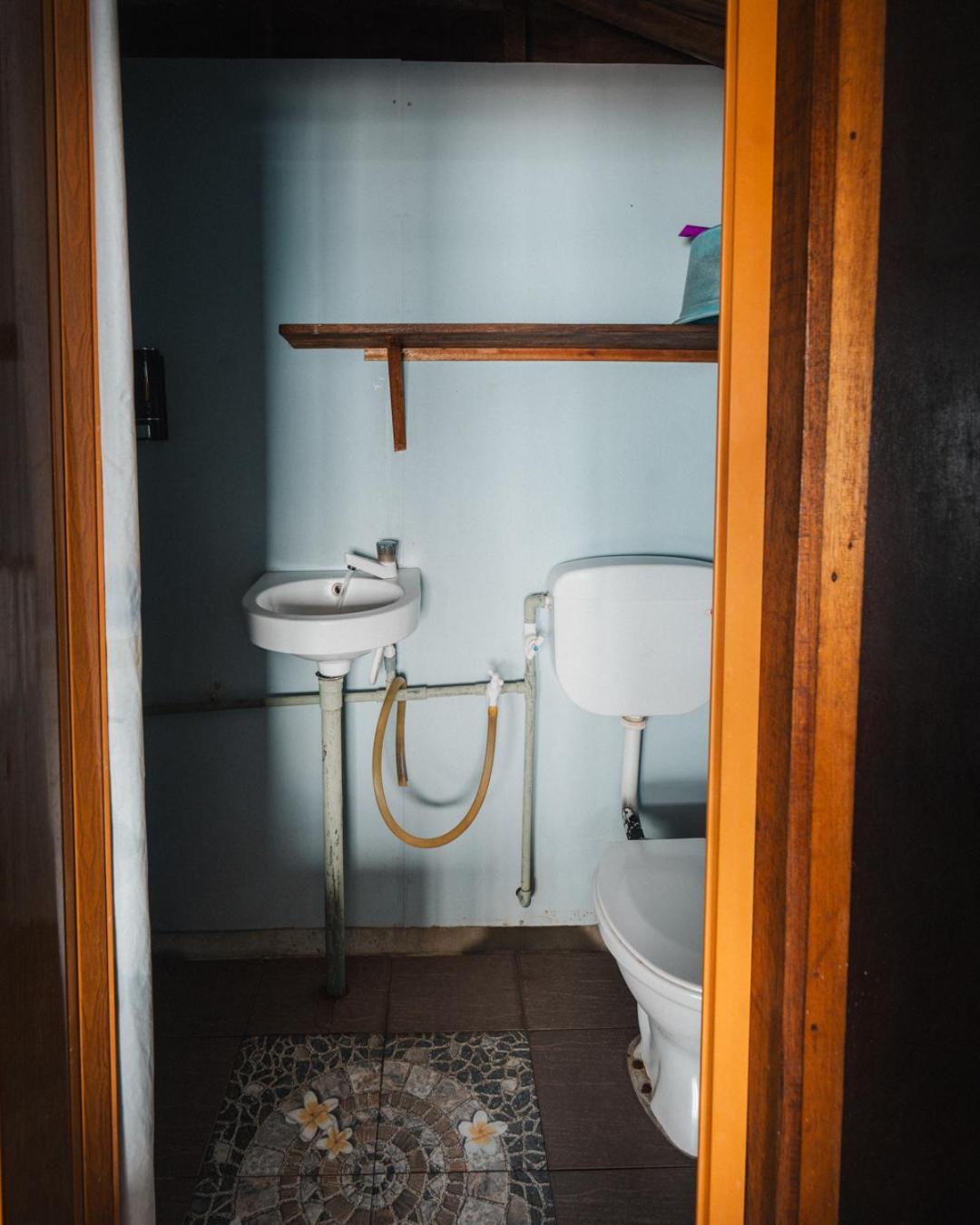 Beachfront Hut Upstairs Astra - Beach Shack Chalet Kampong Juara エクステリア 写真